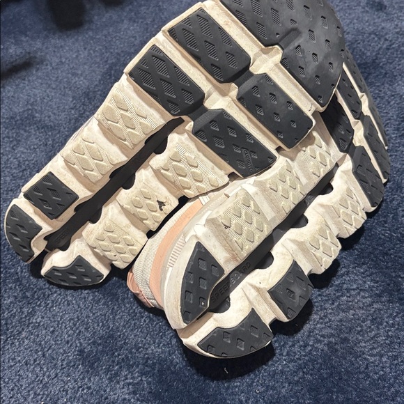 On Running Beige Knit Cloud Sneakers with Black Laces - Picture 5 of 8